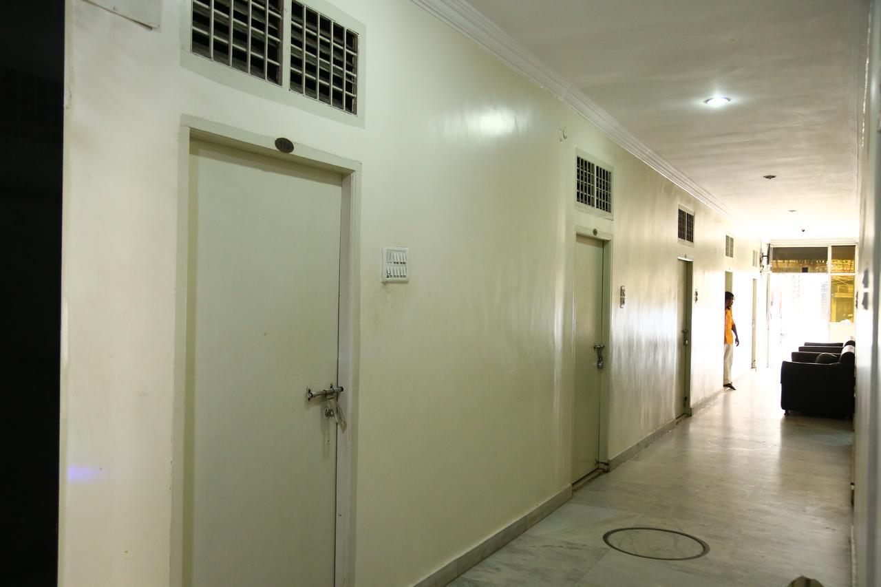 Sri Sai Krishna Deluxe Lodge Haydarabad Dış mekan fotoğraf