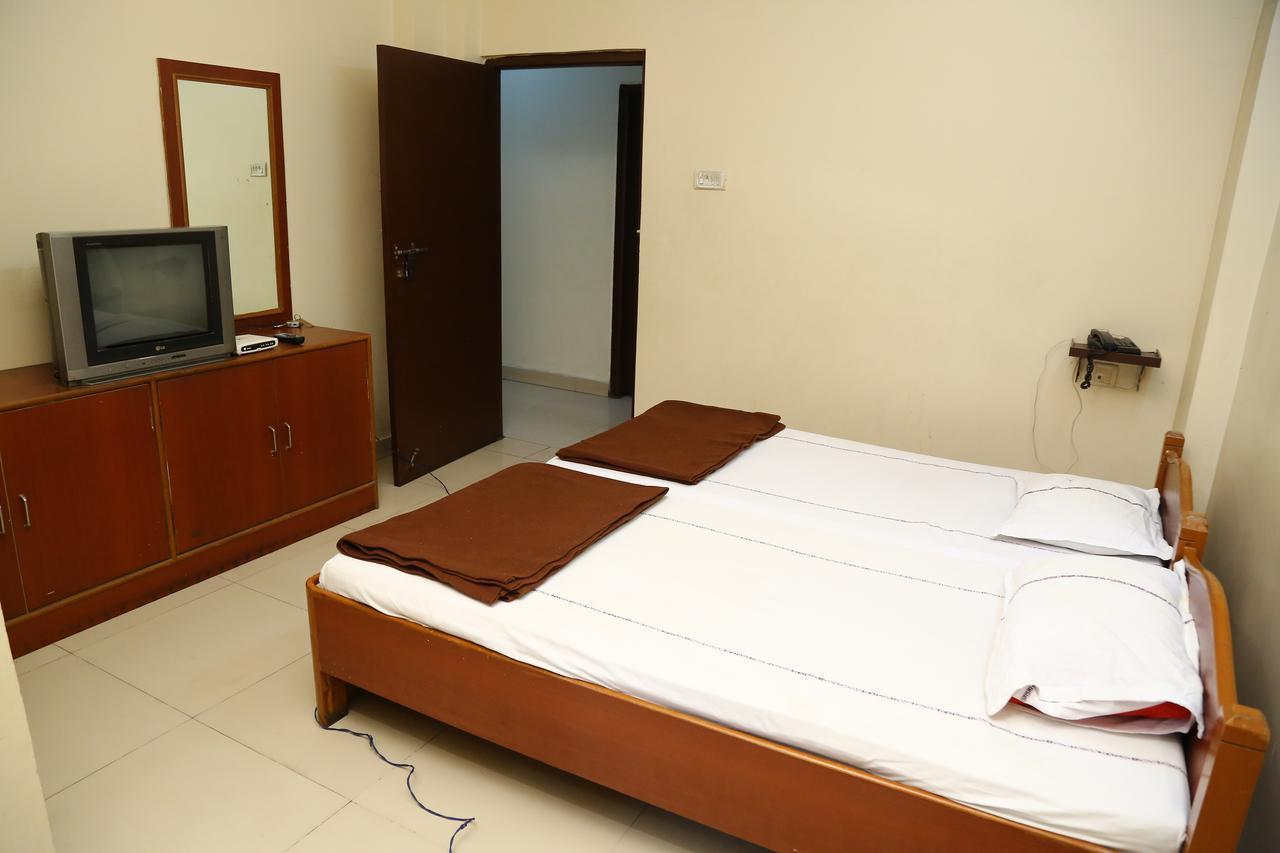 Sri Sai Krishna Deluxe Lodge Haydarabad Dış mekan fotoğraf